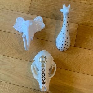 URBAN OUTFITTERS animal wall hanging set. Great for decor/hanging jewelry